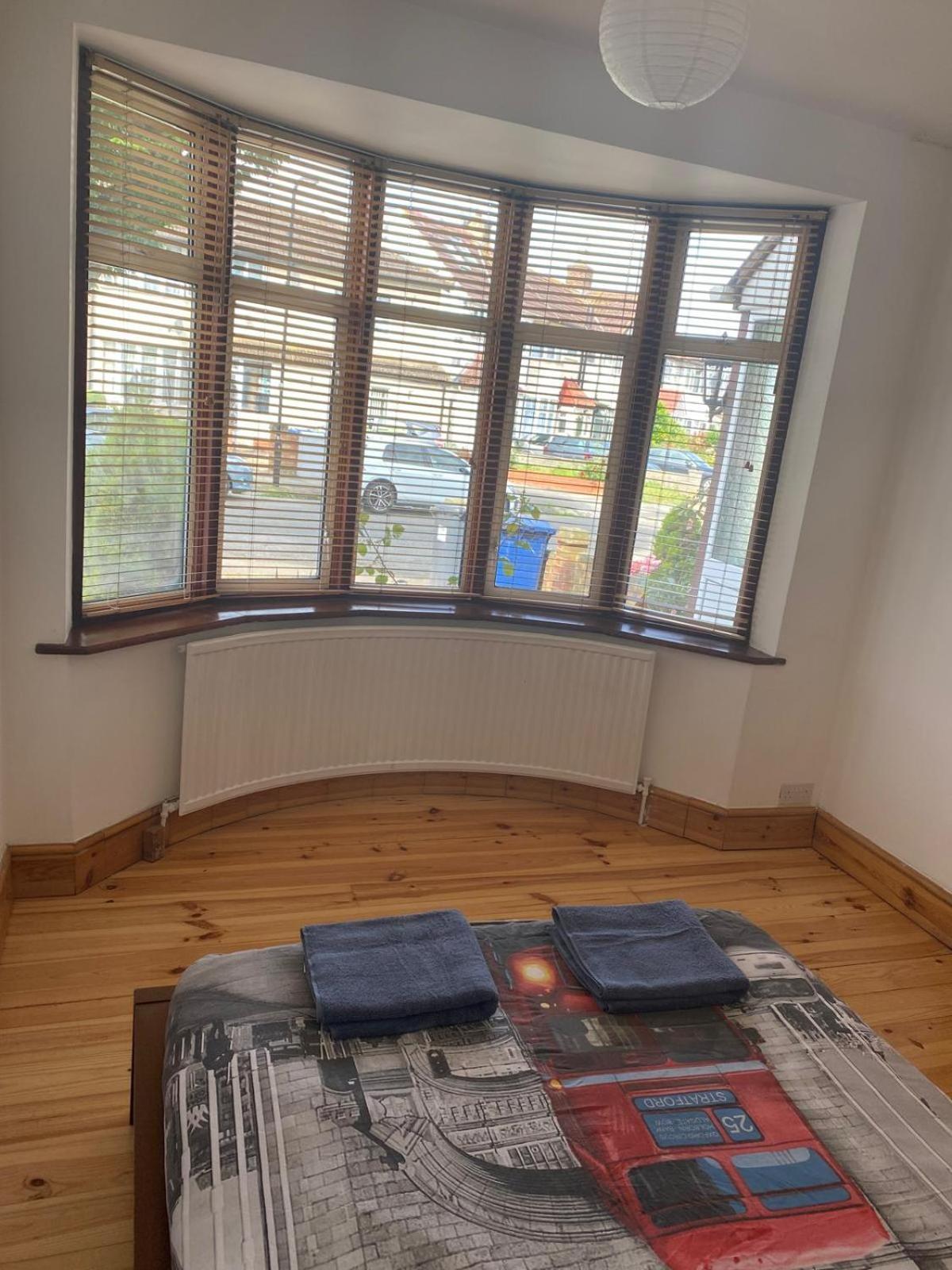 Lovely Rooms In West London Northolt  Екстериор снимка