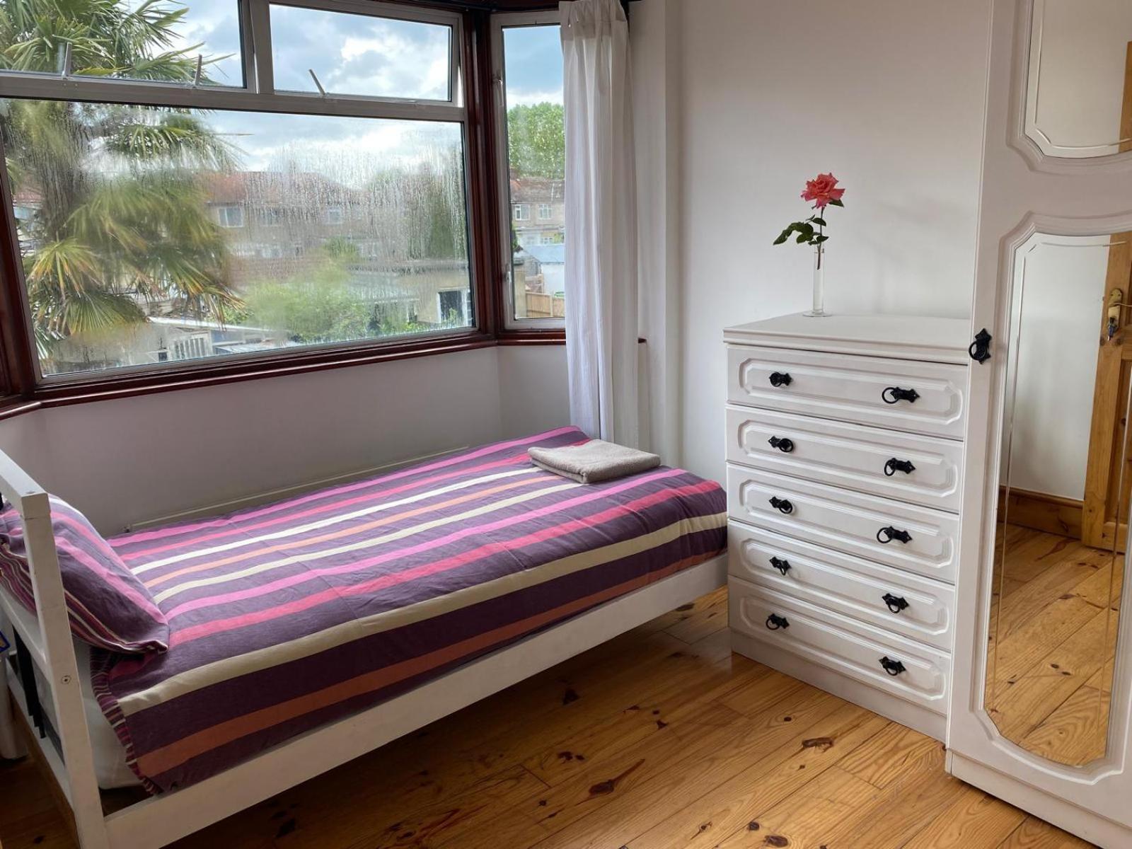 Lovely Rooms In West London Northolt  Екстериор снимка
